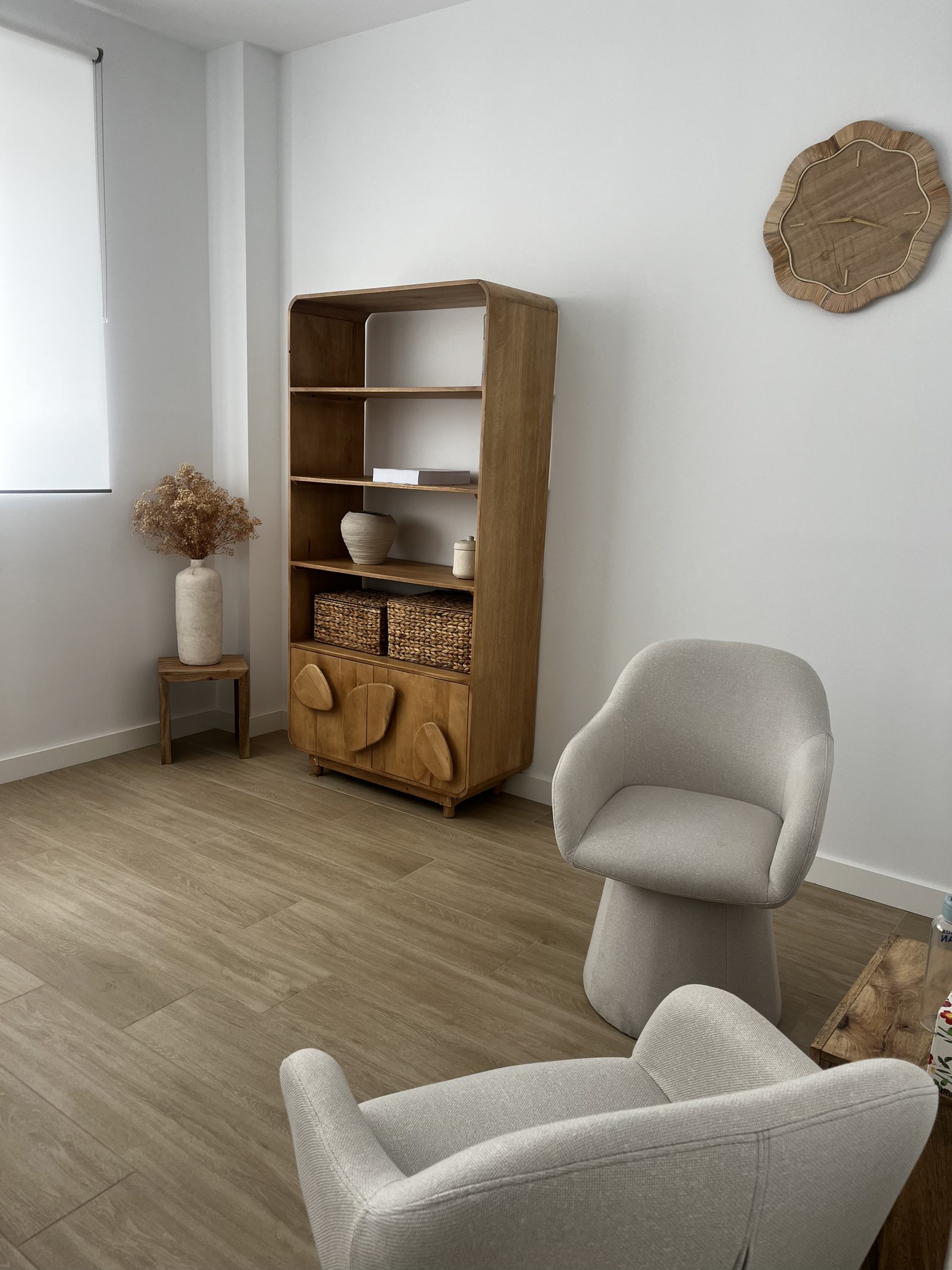 Sala de terapia de Brisa con butacas y estantería